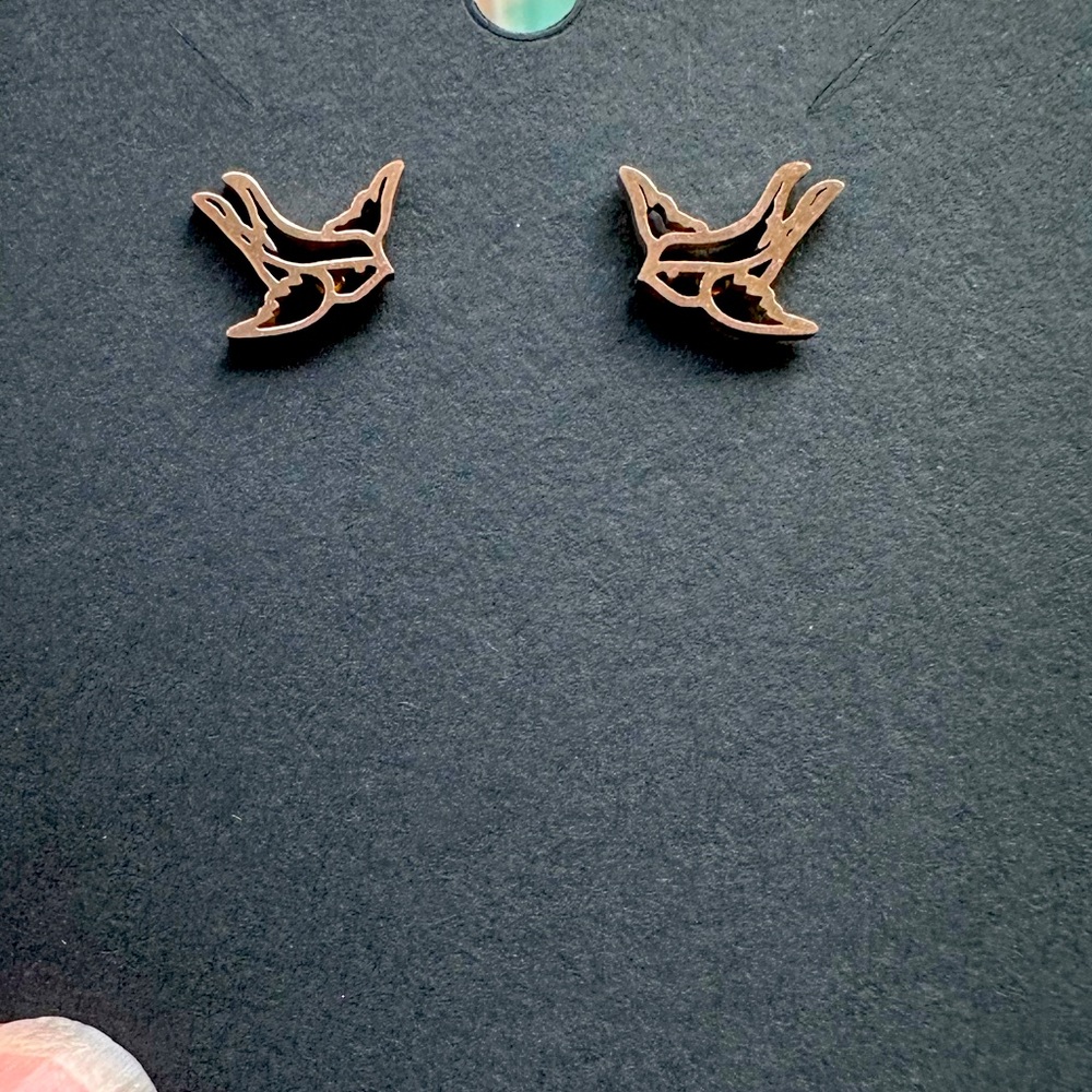 2/$15 🐦 rose gold coloured sparrow bird stud earrings